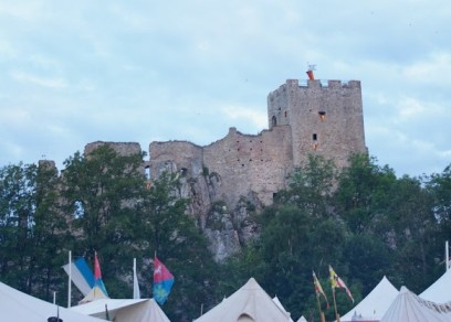 Foto: Burgruine Weißenstein bei Regen (© Burgfreunde Weißenstein)